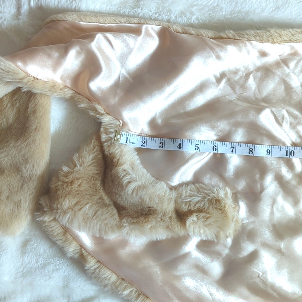 Donna Vinci Faux Fur Shawl/Wrap/Capelet.  Beige/Cream - Picture 17 of 17